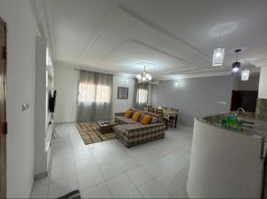 a living room with a couch and a table at Le nid douillet in Yaoundé