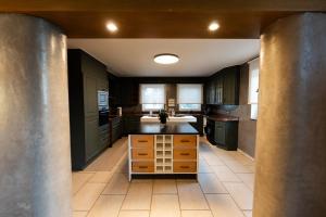 une cuisine avec un îlot au milieu dans l'établissement Les pantoufles dans les étoiles, à Eppeldorf 27 autres photos