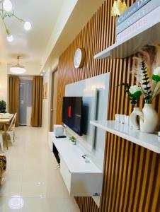 马尼拉Condotel at S Residences near SM MOA, SMX, Arena, NAIA Airport的客厅里墙上有一台电视