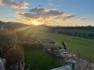 - une vue sur le coucher de soleil depuis le toit d'une maison dans l'établissement Les pantoufles dans les étoiles, à Eppeldorf