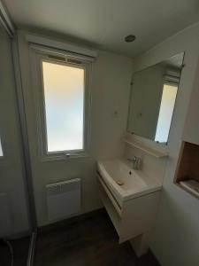 a white bathroom with a sink and a window at GC - Confort et détente, 3 ch, 2 sdb, au calme, sur parcelle arborée in Lattes