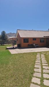 una casa con un sentiero in pietra davanti di Oasis y canto de pájaros Piedra Colgada Copiapó a Copiapó