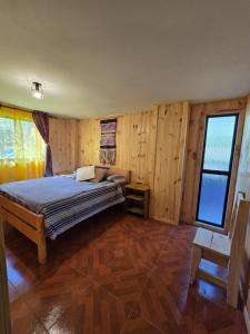 Ένα ή περισσότερα κρεβάτια σε δωμάτιο στο Hostal Aves del Sur Coñaripe