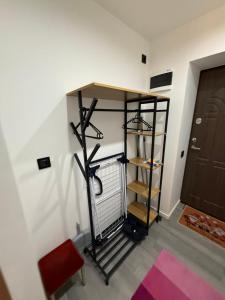 Habitación con estante de libros y silla roja en Boris Heven Relax, en Daugavpils