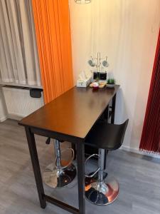 una mesa de madera con 2 sillas en una habitación en Boris Heven Relax, en Daugavpils