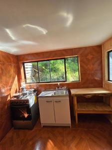 Η κουζίνα ή μικρή κουζίνα στο Hostal Aves del Sur Coñaripe