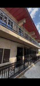 un balcón en el costado de un edificio en Prof's Villa, en Kumasi