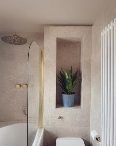 une salle de bain avec toilettes et une plante en pot dans l'établissement High Tree - Macclesfield - Near AZ, Rail & Peaks, à Macclesfield