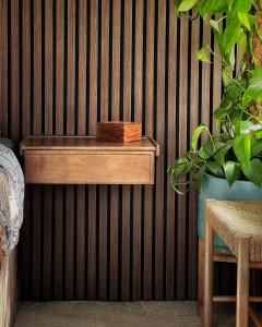 une étagère en bois sur un mur avec une plante dans l'établissement High Tree - Macclesfield - Near AZ, Rail & Peaks, à Macclesfield