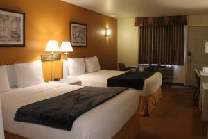 Postel nebo postele na pokoji v ubytování R&R Inn & Suites