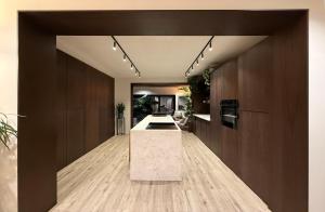 High Tree - Macclesfield - Near AZ, Rail & Peaks في ماكليسفيلد: مطبخ بدولاب خشبي وقمة بيضاء