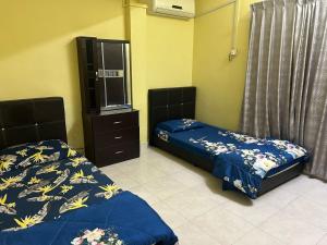 Ένα ή περισσότερα κρεβάτια σε δωμάτιο στο Raja Homestay Kluang