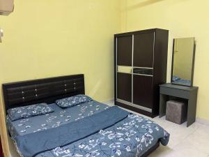 Ένα ή περισσότερα κρεβάτια σε δωμάτιο στο Raja Homestay Kluang +3 φωτογραφίες