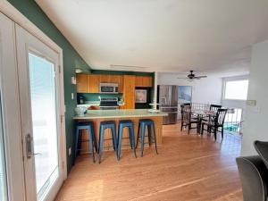 eine Küche mit einer Theke und Hockern in einem Zimmer in der Unterkunft your family home in Aurora