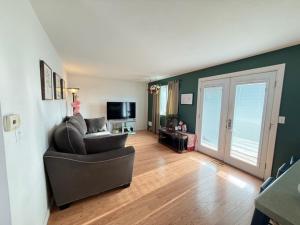 ein Wohnzimmer mit Sofa und Fernseher in der Unterkunft your family home in Aurora