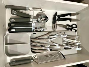 杜兰特A plus for workers family byChoctaw LongStayDiscount的抽屉,上面装有刀子和其他厨房用具