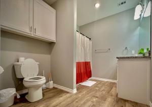 杜兰特A plus for workers family byChoctaw LongStayDiscount的浴室设有卫生间和红色的淋浴帘