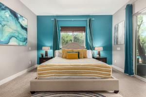 斯科茨Sunny Daze in Old Town Scottsdale - Heated Pool的卧室里有一张大床，墙壁是蓝色的 更多79张照片