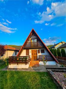 una casa con tetto marrone e portico di Vila Sreća - Kolašin a Kolašin