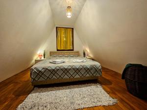 una camera da letto con letto in mansarda di Vila Sreća - Kolašin a Kolašin