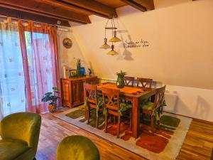 una sala da pranzo con tavolo e sedie in legno di Vila Sreća - Kolašin a Kolašin Altre 33 foto