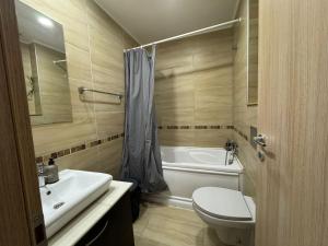 Un baño con inodoro, lavabo y bañera. en Cosmo LOFT #pool, en Ştefăneştii de Sus 2 fotos más