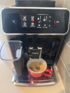 Una cafetera con una taza de café. en Berghofen, en Mount Tamborine