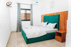 Giường trong phòng chung tại Siri's Home