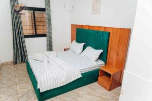 Giường trong phòng chung tại Siri's Home