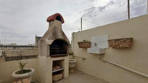 un horno de pizza al lado de un edificio en Traditional House of Character - 6 Guests Max, en Rabat