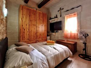 1 dormitorio con 1 cama grande y armario de madera en Traditional House of Character - 6 Guests Max, en Rabat