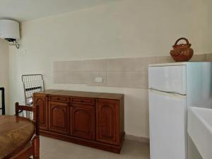 cocina con nevera blanca y armario de madera en Traditional House of Character - 6 Guests Max, en Rabat
