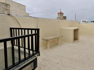 un banco sentado a un lado de un edificio en Traditional House of Character - 6 Guests Max, en Rabat 27 fotos más