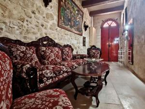 un soggiorno con un divano e un tavolo di Traditional House of Character - 6 Guests Max a Rabat Altre 20 foto
