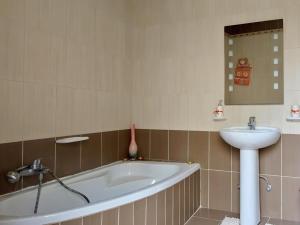 拉巴特Traditional House of Character - 6 Guests Max的带浴缸和水槽的浴室 更多20张照片