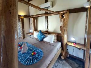 Un dormitorio con una cama con una sombrilla encima. en Aitutaki Escape, en Arutanga 65 fotos más