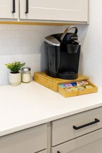 un grille-pain sur une planche à découper en bois, sur un comptoir de cuisine dans l'établissement Cozy & Chic - Worker Friendly, à Sherman