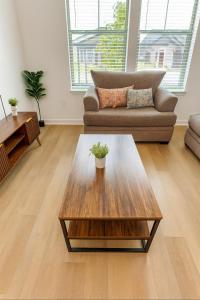 un salon avec une table basse et un canapé dans l'établissement Cozy & Chic - Worker Friendly, à Sherman 19 autres photos