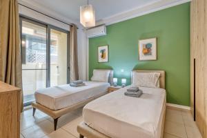 Postel nebo postele na pokoji v ubytování Spacious 2 bedroom apartment in Spinola Bay CGRE1