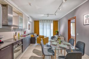 Kuchyň nebo kuchyňský kout v ubytování Spacious 2 bedroom apartment in Spinola Bay CGRE1