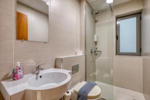 Koupelna v ubytování Spacious 2 bedroom apartment in Spinola Bay CGRE1 + 21 fotografií