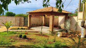 a gazebo in the yard of a house at Chalés Chácara Santa Felicidade 4 in Olímpia