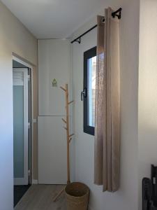 bagno con tenda per la doccia e finestra di Monte Gordo Accommodation a Ribeira Brava