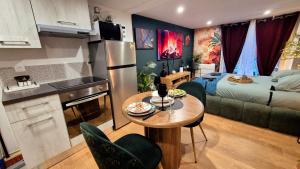 Kuchyň nebo kuchyňský kout v ubytování LoveRoom le moutik du bord de mer avec SPA et sauna parking gratuit