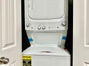 杜兰特Cozy Quiet LongStayDiscount A plus Location byChoctaw的厨房里配有白色的洗衣机和烘干机