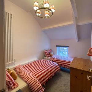 Ένα ή περισσότερα κρεβάτια σε δωμάτιο στο Bear Cottage - Waterfall Country