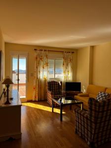 een woonkamer met een bank en een tafel bij Apartamento vital centrico in Lanjarón