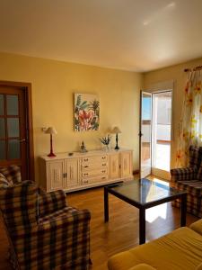 a living room with a table and two chairs at Apartamento vital centrico in Lanjarón