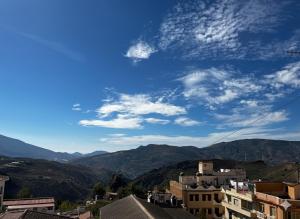 een uitzicht op een stad met bergen op de achtergrond bij Apartamento vital centrico in Lanjarón +2 foto's