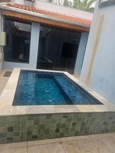 サン・ジョアン・バチスタ・ド・グローリアにあるRecanto Rio Grandeの家の前のプール